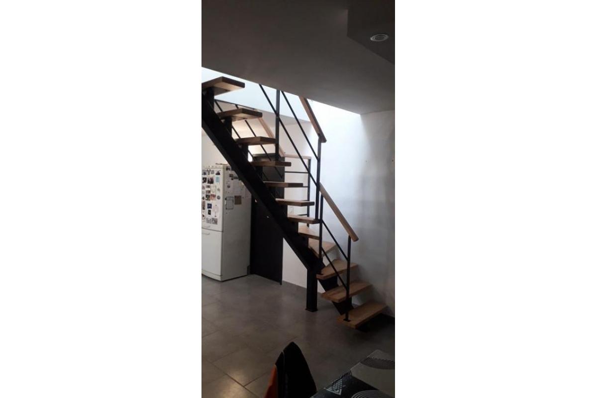 Fabrication en atelier d'un escalier bois/Métal, limon centrale métallique, marches bois en Hévéa, garde corps métallique, rampe en bois, finition Noir laqué, vernis incolore sur les marches.