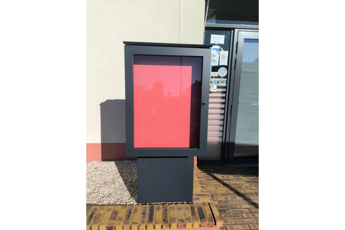 Fabrication à l'atelier d'un porte-menu pour restaurant , avec les couleurs choisies par les clients, entourage RAL gris 7016 sur un fond rose poudré et plaque Aluminium pour aimanter les menus