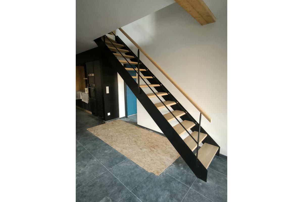 Escalier fabriqué en atelier, marches chêne 40 mm d'épaisseur, limon métallique latérales finitions Noires Sablé, marches vernis incolore