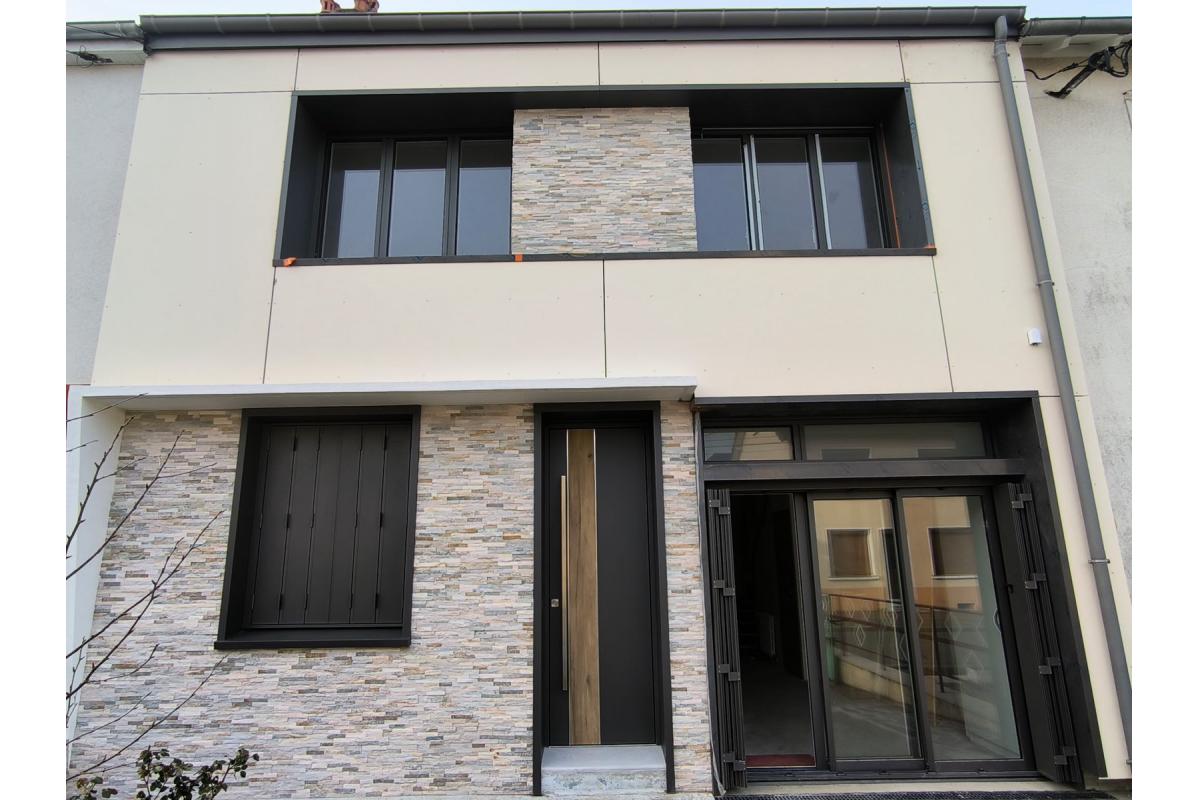 Fourniture et pose de fenêtres Aluminium de chez K.line, thermolaquage Gris Sablé extérieur et blanc RAL 9016S intérieur