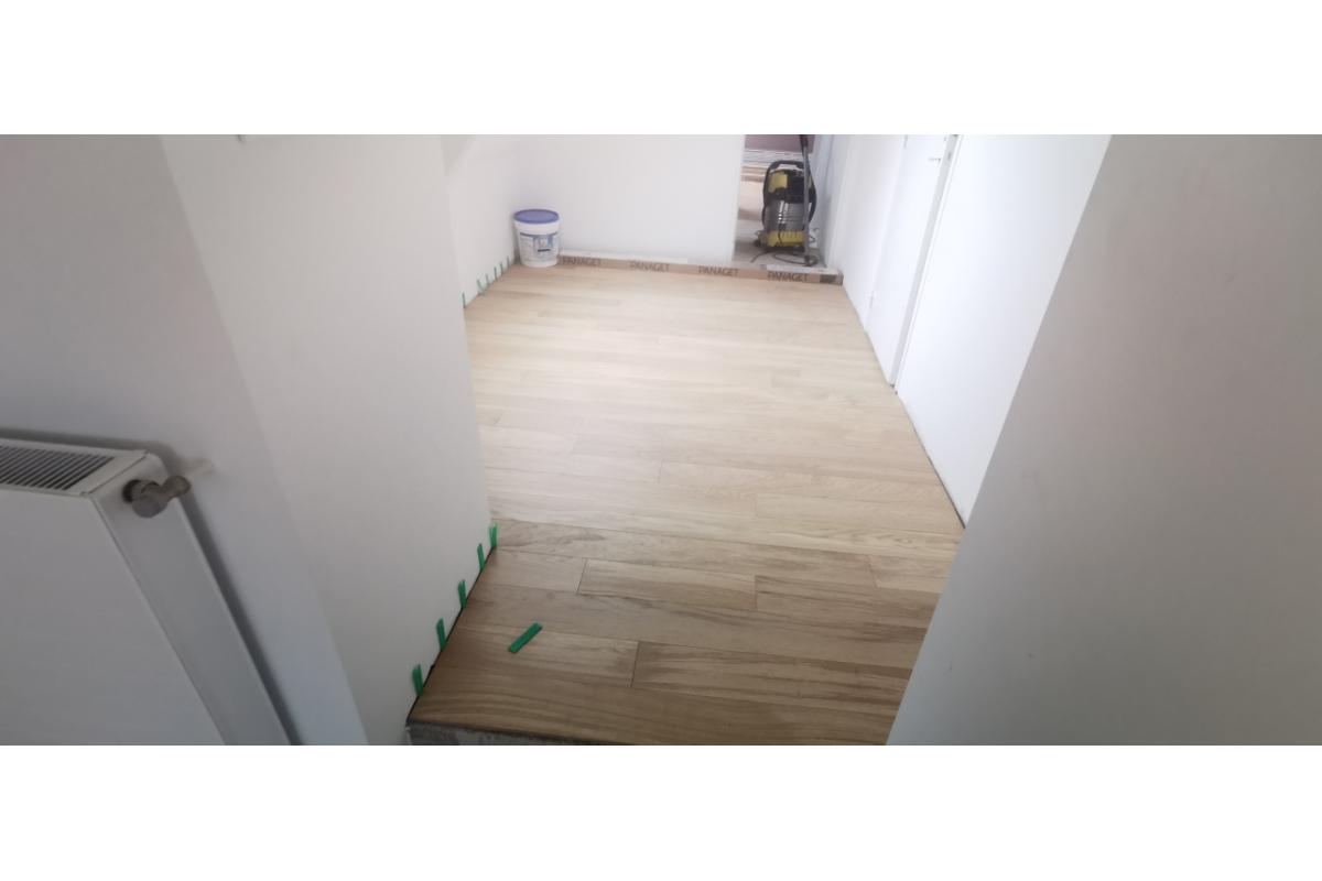 Parquet bois contrecollé massif posé sur réagréage, chêne finition bois flotté