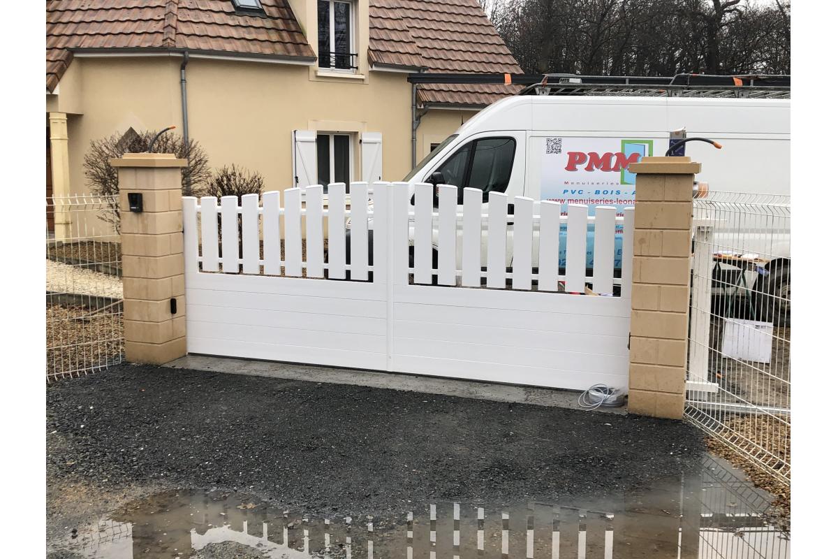 Portail PVC blanc