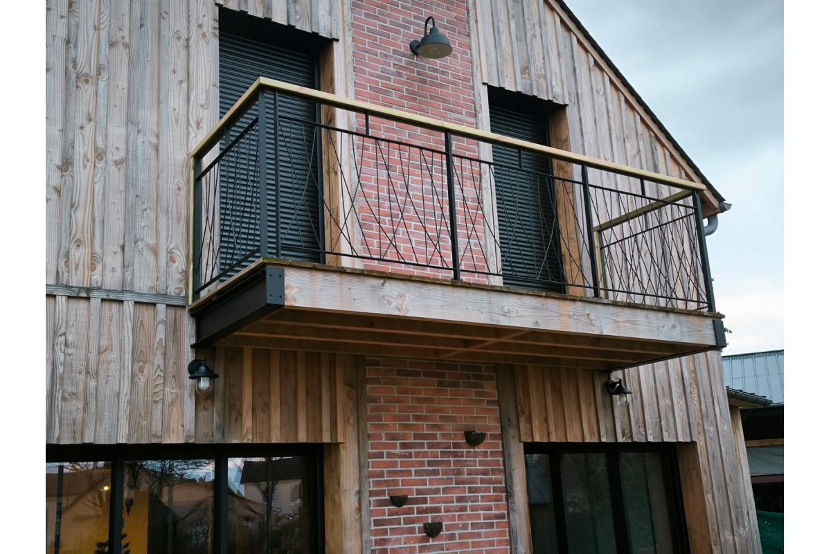 Fabrication à l'atelier et pose d'un garde corps en acier laqué Noir avec main courante bois.
