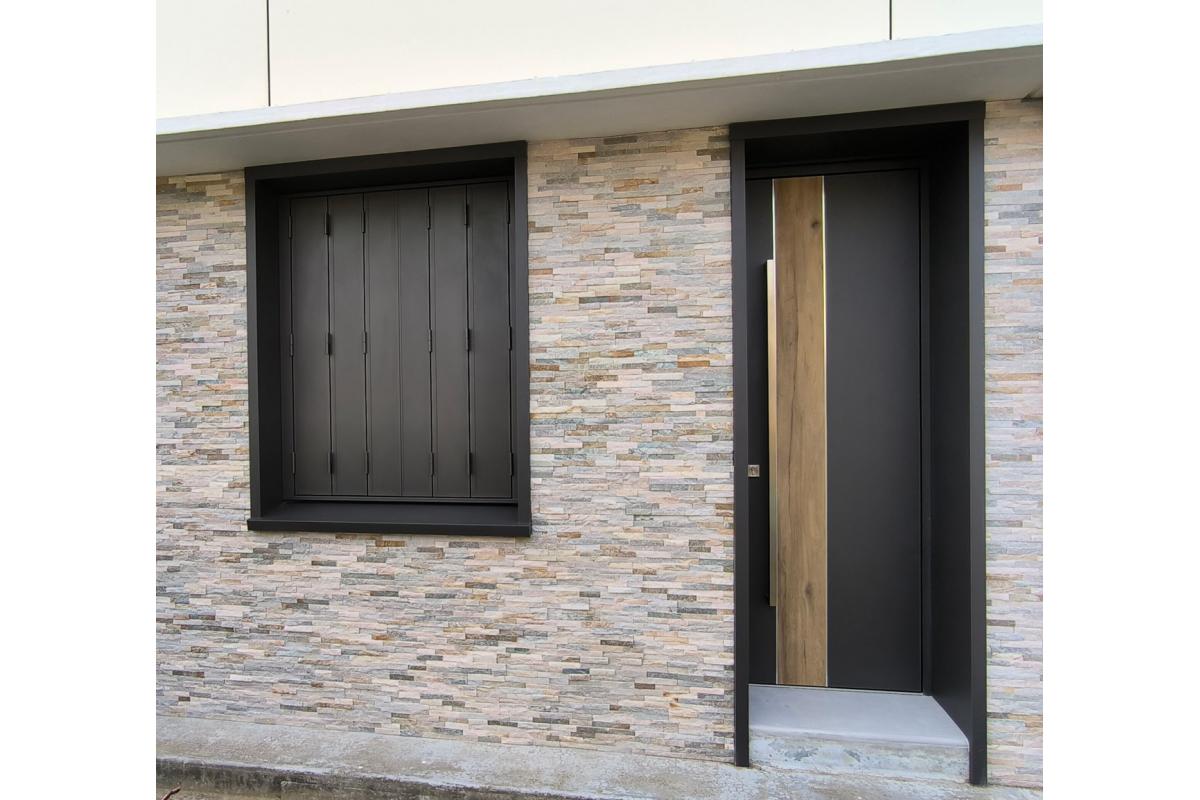 Fourniture et pose d'une porte d'entrée modèle Ténéré de chez K.line en Alu avec panneau effet bois, et pose de persienne Alu, modèle Orphée repliable coloris Gris 2900 Sablé et ferrage Noir