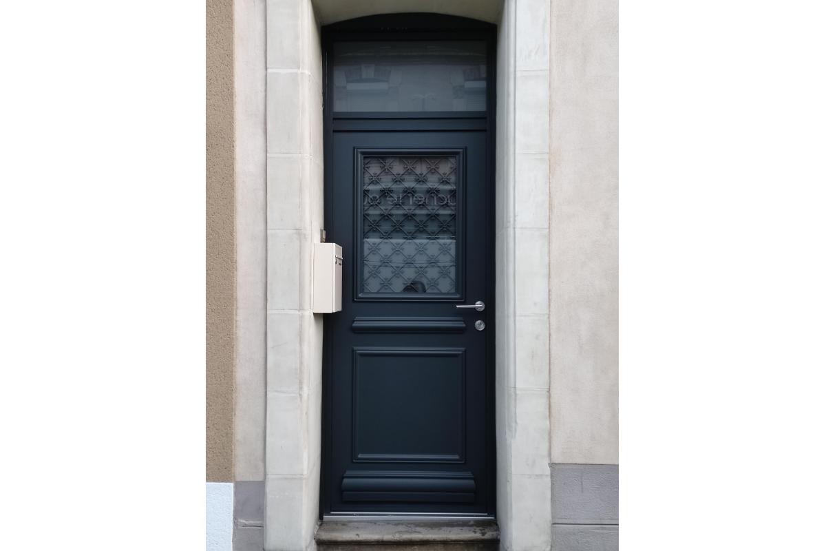 Porte d'entrée Modèle RECTANGLE de chez K.Line, blanc intérieur et gris foncé extérieur